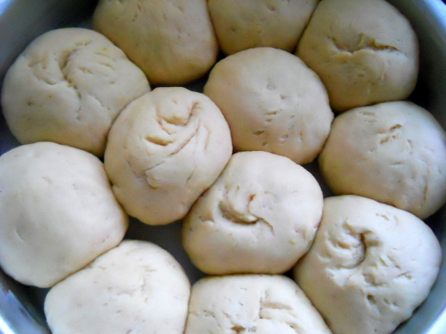Laadi Pav - Indian White Bread Dinner Rolls