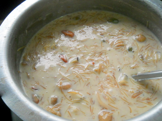 boiling-Sheer-Khurma-Recipe-With-Condens