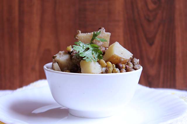 Goan Kala Vatana Usal – Black Eyed Peas Curry 